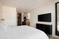 Sonder by Marriott Bonvoy Pivot Apartments Capitol Hillにあるテレビまたはエンターテインメントセンター
