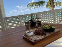 taca z jedzeniem na drewnianym stole z talerzem z jedzeniem w obiekcie Hôtel Le Roy w mieście Christ Church