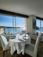 uma sala de jantar com uma mesa e uma grande janela em La Belle Aurore em Sainte-Maxime