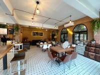 ein Restaurant mit Tischen und Stühlen in einem Raum in der Unterkunft Phuiyara Resort in Nakhon Nayok