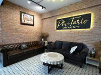 ein Wohnzimmer mit einer Couch und einer Ziegelwand in der Unterkunft Phuiyara Resort in Nakhon Nayok