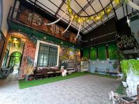 ein großer Raum mit einem Backsteingebäude mit einer Couch und einem Tisch in der Unterkunft Phuiyara Resort in Nakhon Nayok