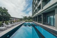 Sugar Marina Hotel -AVIATOR- Phuket Airportの敷地内または近くにあるプール