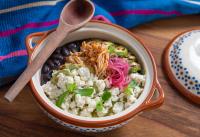 een kom voedsel met vlees en groenten erin bij Playa Viva in Juluchuca