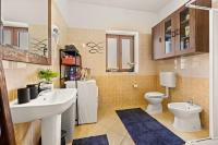 Koupelna v ubytování Villa San Andrea - ideal for families, 8 adults, 2 children up to 5 years, 1 children up to 1 years
