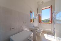 Łazienka w obiekcie Appartamento Bellavista a Fetovaia - Goelba