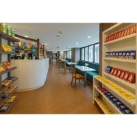 een restaurant met een toonbank en tafels en stoelen bij 202 Landscape - torre Gold B in Fortaleza