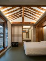 Ein Bett oder Betten in einem Zimmer der Unterkunft Nostalgia Hanok Hotel