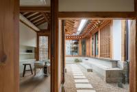 Ein Sitzbereich in der Unterkunft Nostalgia Hanok Hotel