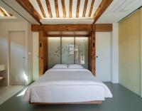 Ein Bett oder Betten in einem Zimmer der Unterkunft Nostalgia Hanok Hotel
