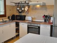 Kuchnia lub aneks kuchenny w obiekcie Maison familiale avec jardin, près de l'océan dans un quartier calme - FR-1-239-820