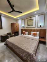 Un dormitorio con una cama grande con ventilador de techo. en Khas Mahal Homestay, en Agra