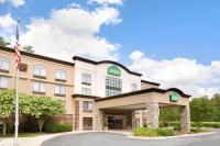 una imagen de la parte delantera de un hotel con bandera americana en Wingate by Wyndham Raleigh Durham &#47; Airport, en Durham
