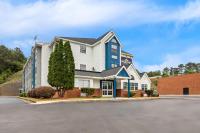 un edificio azul y blanco con aparcamiento en Microtel Inn &amp; Suites by Wyndham Norcross, en Norcross