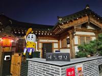 慶州市にあるHanok Myeongdangの漫画のキャラクターが前に立っている家