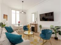 Televízia a/alebo spoločenská miestnosť v ubytovaní Cozy Apartment - Champs Elysees - Wagram