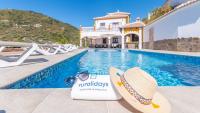 Bazén v ubytovaní Villa Javier Sayalonga by Ruralidays alebo v jeho blízkosti