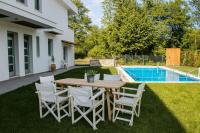Bazén v ubytovaní Aristotelia Gi Ikies - Olympiada Poolside Retreats alebo v jeho blízkosti