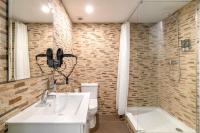 Kúpeľňa v ubytovaní Laramond Barcelona Rooms