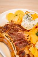 un plato de comida con huevos y patatas en una mesa en Hotel Condestable Iranzo, en Jaén