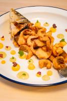 un plato de comida con camarones y aros de cebolla en Hotel Condestable Iranzo, en Jaén