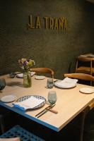 Una mesa de madera con platos y utensilios sobre ella. en Hotel Condestable Iranzo, en Jaén