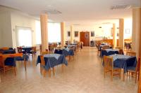 een eetkamer met tafels en stoelen met blauwe tafels bij Hotel Villaggio Aurora in San Pietro in Bevagna