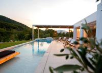 Bazén v ubytovaní Aristotelia Gi - Premium Luxury Villas with Private Pools alebo v jeho blízkosti