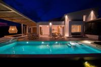 Bazén v ubytovaní Aristotelia Gi - Premium Luxury Villas with Private Pools alebo v jeho blízkosti