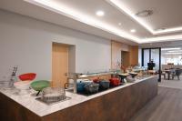 AquaMed Hotel Harkány في هاركاني: مطبخ به العديد من القدور والمقالي على منضدة