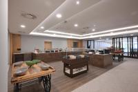 AquaMed Hotel Harkány في هاركاني: مطبخ كبير مع بعض الأوعية على الطاولات