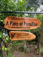 Un cartel que dice jardines un trocito de paraíso y bienvenidos en A Piece of Paradise, en San Carlos