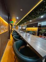 una fila di tavoli e sedie in un ristorante di Hotel Legacy a Prayagraj