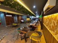 un ristorante con tavoli e sedie in una stanza di Hotel Legacy a Prayagraj