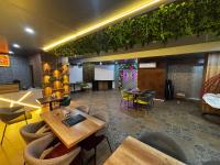 un ristorante con tavoli e sedie in una stanza di Hotel Legacy a Prayagraj