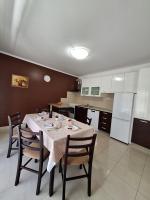 Kuchyňa alebo kuchynka v ubytovaní APARTMANI LANA