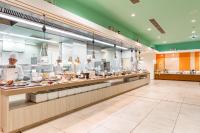 uma cozinha com chefs a preparar comida num restaurante em Spa Resort Hawaiians Monolith Tower em Iwaki