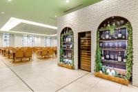 uma sala de jantar com mesas e garrafas de vinho em Spa Resort Hawaiians Monolith Tower em Iwaki