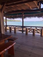 un padiglione sulla spiaggia con vista sull'oceano di Kokos Resort Mentawai a Pulau Masokut