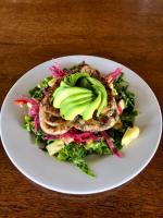 un piatto bianco con insalata su un tavolo di Kokos Resort Mentawai a Pulau Masokut