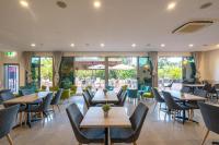 Un restaurante u otro lugar para comer en Vitina Studios by Argus