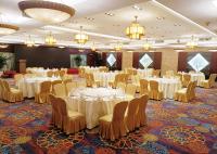 une salle de banquet avec des tables et des chaises blanches dans l'établissement JUNLIN Hotel Chongqing, à Chongqing