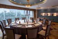 une grande table dans une chambre avec une grande fenêtre dans l'établissement JUNLIN Hotel Chongqing, à Chongqing