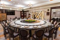 une grande salle à manger avec une grande table et des chaises dans l'établissement JUNLIN Hotel Chongqing, à Chongqing