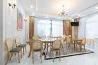 TV a/nebo společenská místnost v ubytování Cerasoi Boutique Dalat Hotel