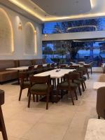 Un restaurante con mesas y sillas en una sala. en Columbus hotel, en Eldoret