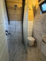 A bathroom at CASTLE PARK HOTEL