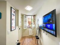 Telewizja i/lub zestaw kina domowego w obiekcie 162 - Urban Studio in Montorgueil