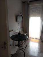 Televízia a/alebo spoločenská miestnosť v ubytovaní Milan Apartmanok