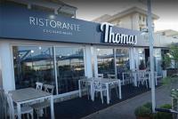 een restaurant met tafels en stoelen ervoor bij Happy House - Marina Centro in Rimini